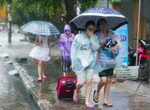 Nhiều du kh&aacute;ch mắc kẹt tại đảo C&ocirc; T&ocirc; v&igrave; mưa b&atilde;o 