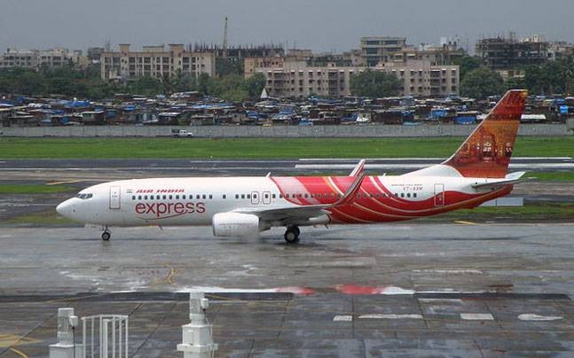 Phi cơ cất c&aacute;nh tại s&acirc;n bay Mumbai