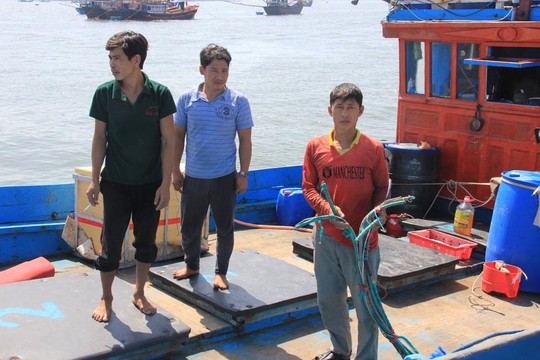 Một trong những t&agrave;u c&aacute; c&ugrave;ng ngư d&acirc;n của tỉnh Quảng Ng&atilde;i bị t&agrave;u Trung Quốc tấn c&ocirc;ng khi hoạt động tại v&ugrave;ng biển Ho&agrave;ng Sa
