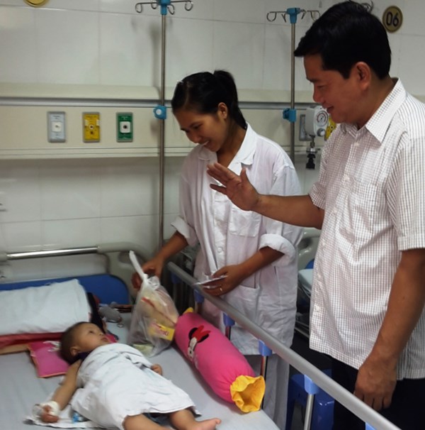Bộ trưởng Thăng thăm bệnh nhi tai nạn giao th&ocirc;ng