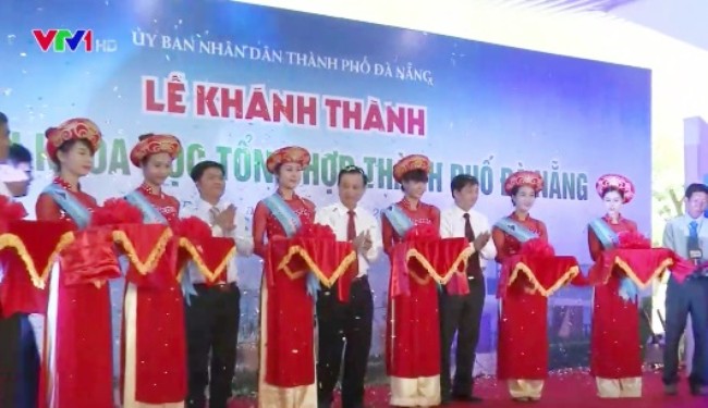 Cắt băng kh&aacute;nh th&agrave;nh Thư viện Khoa học tổng hợp Đ&agrave; Nẵng