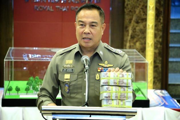 Cảnh s&aacute;t trưởng Th&aacute;i Lan Somyot Poompanmouang v&agrave; số tiền được d&ugrave;ng để trao thưởng, theo tin tức mới cập nhật quốc tế 