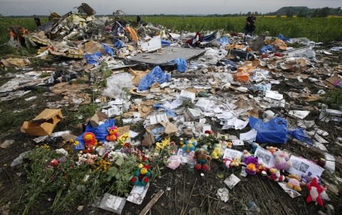 Hiện trường vụ m&aacute;y bay MH17