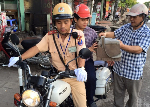 Nhiều sĩ tử được cảnh s&aacute;t đưa tới điểm thi bằng xe đặc dụng, theo tin tức mới cập nhật trong nước 