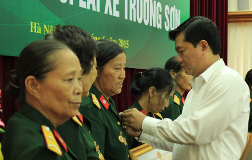 C&aacute;c nữ l&aacute;i xe Trường Sơn được trao kỷ niệm chương 