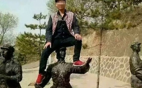 Một du khách Trung Quốc bị ném đá vì có hành động phản cảm Một du khách Trung Quốc bị ném đá vì có hành động phản cảm