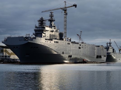 Hai t&agrave;u s&acirc;n bay trực thăng lớp Mistral mang t&ecirc;n Sevastopol (tr&aacute;i) v&agrave; Vladivostok neo ở Saint-Nazaire, miền t&acirc;y Ph&aacute;p