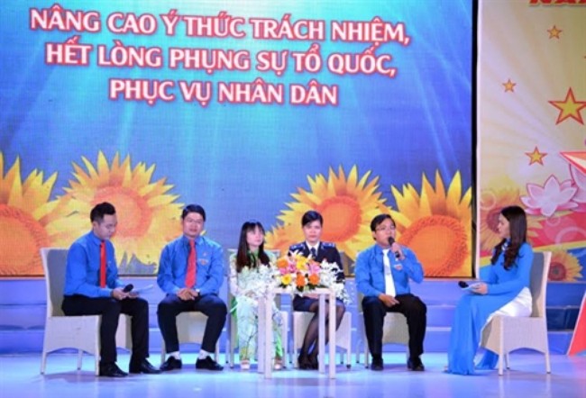 Ban tổ chức giao lưu với c&aacute;c gương ti&ecirc;u biểu