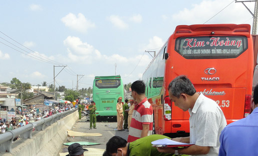 Tin tức mới cập nhật đưa tin, 4 người chết thảm v&igrave; xe kh&aacute;ch vượt tr&ecirc;n cầu
