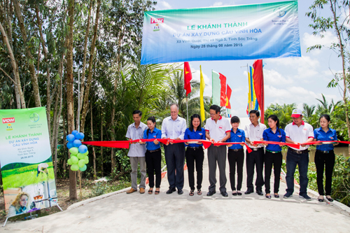 Đại diện Bayer Việt Nam c&ugrave;ng UBND x&atilde; Vĩnh Quới cắt băng kh&aacute;nh th&agrave;nh cầu mới Vĩnh H&ograve;a, theo tin tức mới cập nhật trong nước 