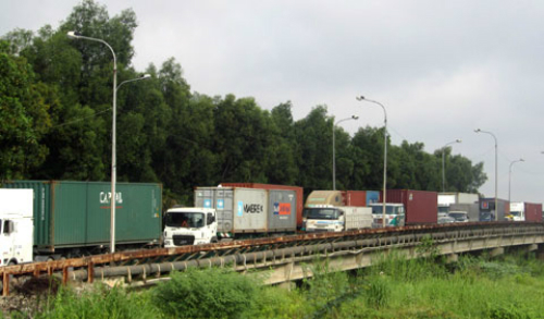 Cầu Giồng &Ocirc;ng Tố 2 tr&ecirc;n đường Đồng Văn Cống thường xuy&ecirc;n bị &ugrave;n tắc do container v&agrave;o cảng C&aacute;t L&aacute;i qu&aacute; đ&ocirc;ng