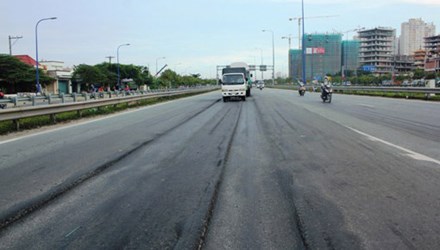 Theo tin tức mới cập nhật, chủ tịch UBND TPHCM L&ecirc; Ho&agrave;ng Qu&acirc;n đ&atilde; c&oacute; văn bản ph&ecirc; b&igrave;nh l&atilde;nh đạo Ban Quản l&yacute; đầu tư x&acirc;y dựng c&ocirc;ng tr&igrave;nh Giao th&ocirc;ng - Đ&ocirc; thị th&agrave;nh phố