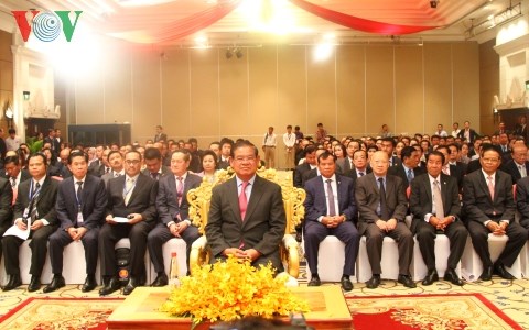 Ph&oacute; Thủ tướng Campuchia Sar Kheng (ngồi h&agrave;ng đầu) tại Hội nghị