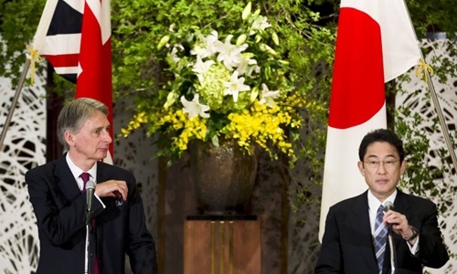 Ngoại trưởng Nhật Bản Fumio Kishida (phải) v&agrave; người đồng cấp Anh Philip Hammond