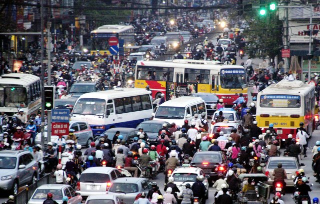 Tin tức mới cập nhật h&ocirc;m nay cho biết &ugrave;n tắc giao th&ocirc;ng t&aacute;i diễn tại H&agrave; Nội v&agrave; TP HCM