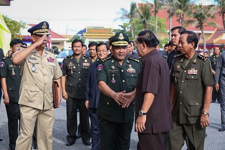 Thủ tướng Hun Sen bắt tay l&atilde;nh đạo lực lượng cảnh vệ Thủ tướng Hing Bun Heang (giữa) trong cuộc họp h&ocirc;m 23/7