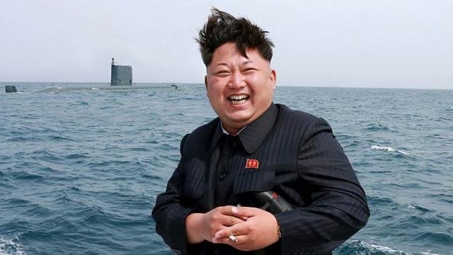 L&atilde;nh đạo CHDCND Triều Ti&ecirc;n Kim Jong Un b&ecirc;n t&agrave;u ngầm t&ecirc;n lửa đạn đạo