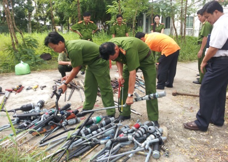 C&ocirc;ng an ti&ecirc;u hủy c&aacute;c loại s&uacute;ng tự chế