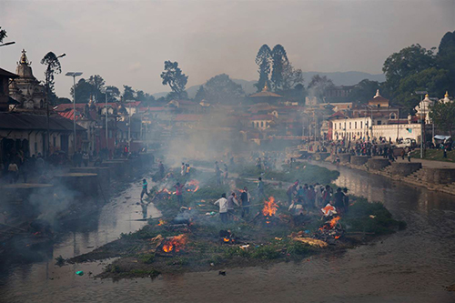 Nepal l&agrave;m lễ hỏa thi&ecirc;u h&agrave;ng trăm nạn nh&acirc;n động đất