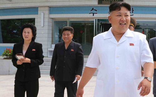Kim Yo-jong (tr&aacute;i) c&ugrave;ng Kim Jong-un đến vườn ươm c&acirc;y của qu&acirc;n đội
