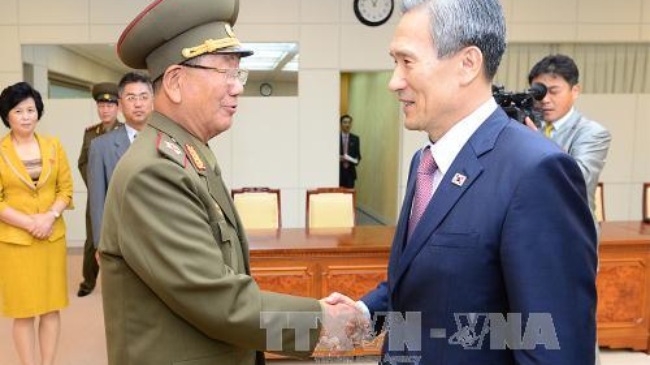 Cố vấn an ninh quốc gia H&agrave;n Quốc Kim Kwan-jin (phải) v&agrave; Chủ nhiệm Tổng cục Ch&iacute;nh trị Qu&acirc;n đội Triều Ti&ecirc;n Hwang Pyong-so sau khi kết th&uacute;c đ&agrave;m ph&aacute;n h&ocirc;m 25/8
