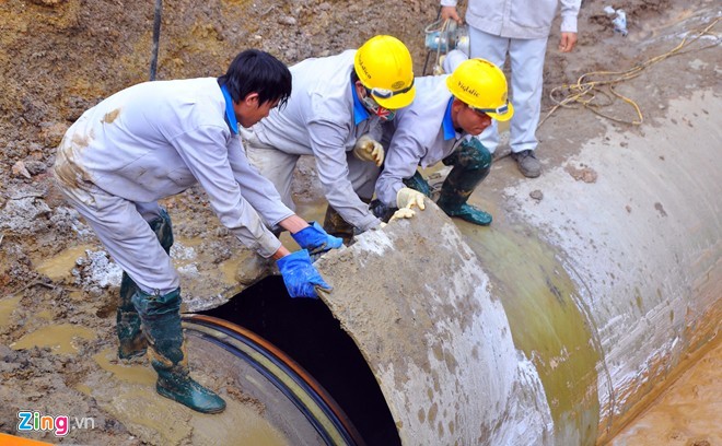 Đường ống nước sạch Sông Đà tiếp tục vỡ Đường ống nước sạch Sông Đà tiếp tục vỡ