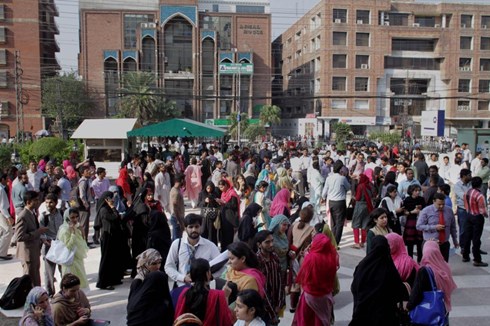Người d&acirc;n đổ ra đường phố ở Lahore, Pakistan khi động đất g&acirc;y rung chấn 