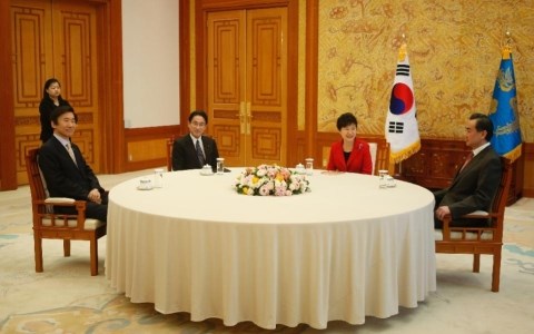 Tổng thống H&agrave;n Quốc Park Geun-hye v&agrave; Ngoại trưởng 3 nước H&agrave;n &ndash; Trung &ndash; Nhật tại cuộc gặp hồi th&aacute;ng 3 