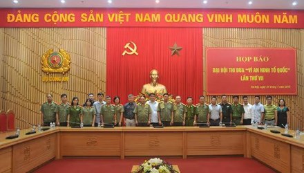 Đại diện Ban tổ chức c&ugrave;ng c&aacute;c PV tham dự buổi họp b&aacute;o