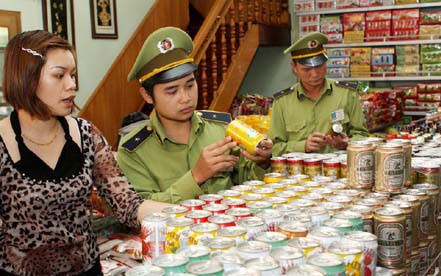 Quản lý thị trường thị xã Nghĩa Lộ (Yên Bái) kiểm tra hàng hóa tại một cửa hàng kinh doanh Quản lý thị trường thị xã Nghĩa Lộ (Yên Bái) kiểm tra hàng hóa tại một cửa hàng kinh doanh