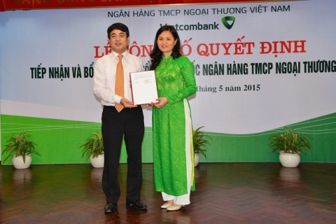&Ocirc;ng Nghi&ecirc;m Xu&acirc;n Th&agrave;nh - Chủ tịch HĐQT trao quyết định cho b&agrave; Đinh Thị Th&aacute;i