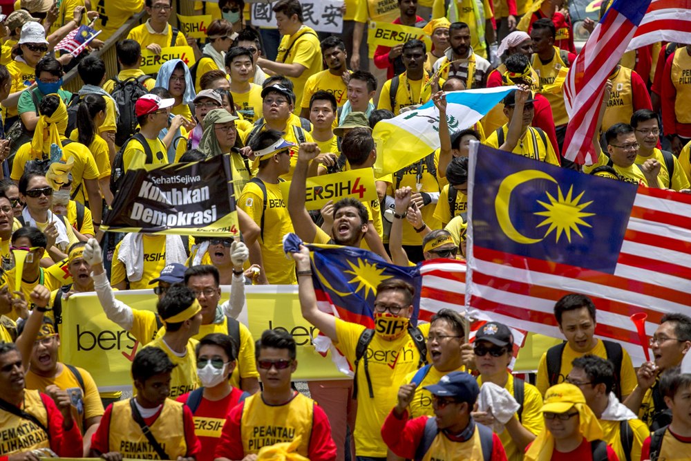 H&agrave;ng ng&agrave;n người d&acirc;n Malaysia mặc &aacute;o thun v&agrave;ng xuống đường đ&ograve;i Thủ tướng Najib Razak từ chức