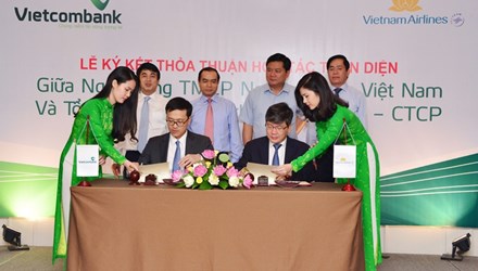 Đại diện VietnamAirlines v&agrave; Vietcombank k&yacute; hợp t&aacute;c to&agrave;n diện