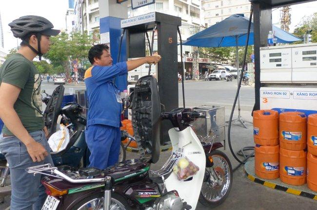 Tin tức mới cập nhật 24h ng&agrave;y 8/4/2015 đưa tin Gi&aacute; xăng dầu sẽ kh&ocirc;ng tăng khi tăng thuế m&ocirc;i trường