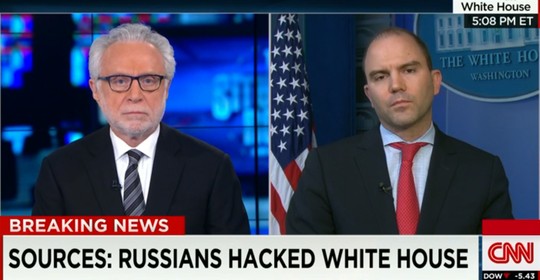 Ph&oacute; Cố vấn An ninh Nh&agrave; Trắng Ben Rhodes (phải) trả lời tr&ecirc;n CNN h&ocirc;m 7-4