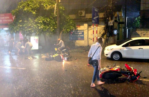 Tin tức mới cập nhật h&ocirc;m nay cho biết mưa gi&ocirc;ng lớn quật ng&atilde; nhiều người đi đường ở H&agrave; Nội