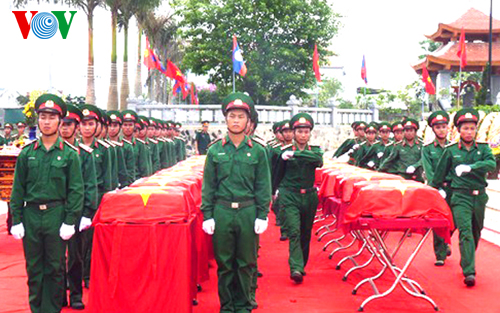 H&igrave;nh ảnh trong lễ an t&aacute;ng 29 h&agrave;i cốt liệt sĩ tại nghĩa trang Đ&ocirc; Lương, Nghệ An