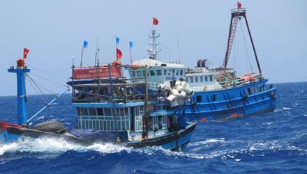 Tin tức mới cập nhật h&ocirc;m nay: T&agrave;u c&aacute; Việt Nam bị tấn c&ocirc;ng tr&ecirc;n Biển Đ&ocirc;ng