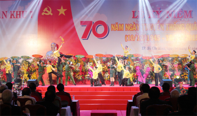 C&aacute;c tiết mục văn nghệ ch&agrave;o mừng buổi lễ 