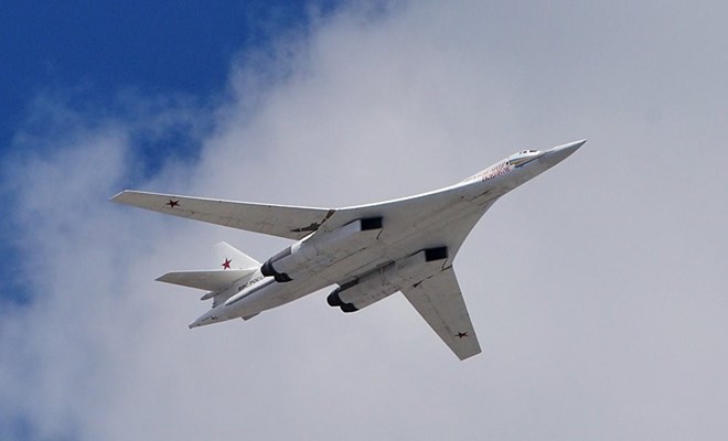 M&aacute;y bay n&eacute;m bom chiến lược Tupolev Tu-160 của Nga