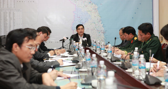 Bộ trưởng Cao Đức Ph&aacute;t y&ecirc;u cầu hướng dẫn t&agrave;u thuyền tho&aacute;t khỏi v&ugrave;ng nguy hiểm của b&atilde;o