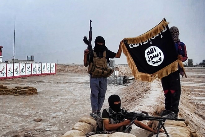 Phiến qu&acirc;n IS tấn c&ocirc;ng liều chết nh&agrave; m&aacute;y lọc dầu lớn nhất Iraq