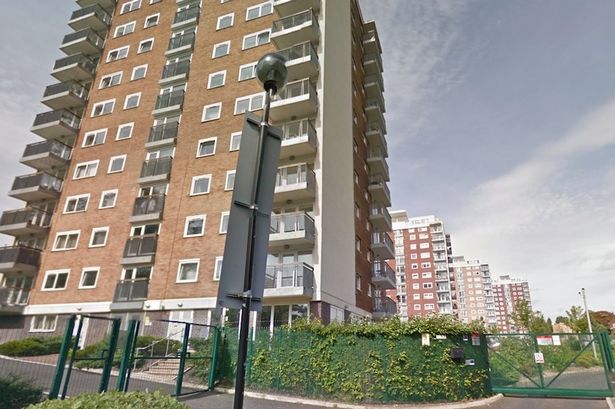 Tin tức mới nhất, ban c&ocirc;ng tầng bảy t&ograve;a nh&agrave; ở Manchester xảy ra vụ hai người đ&agrave;n &ocirc;ng khỏa th&acirc;n ẩu đả