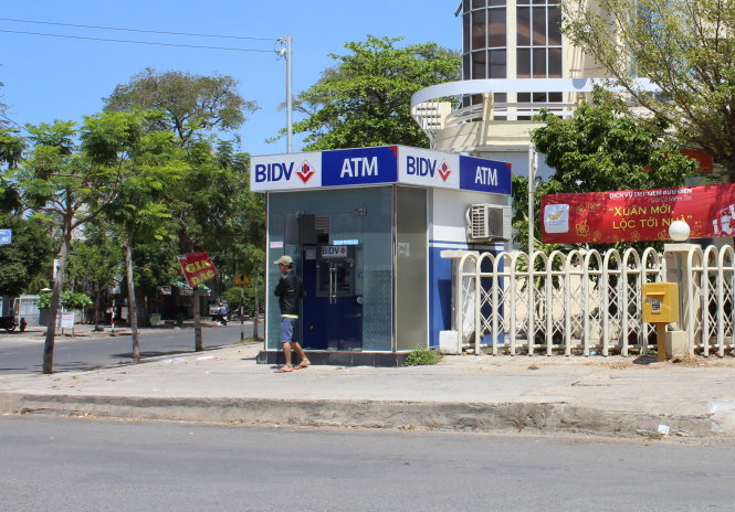 Tạm giam &ocirc;ng Nguyen Nicolas v&igrave; h&agrave;nh vi sử dụng thẻ ATM để r&uacute;t tiền