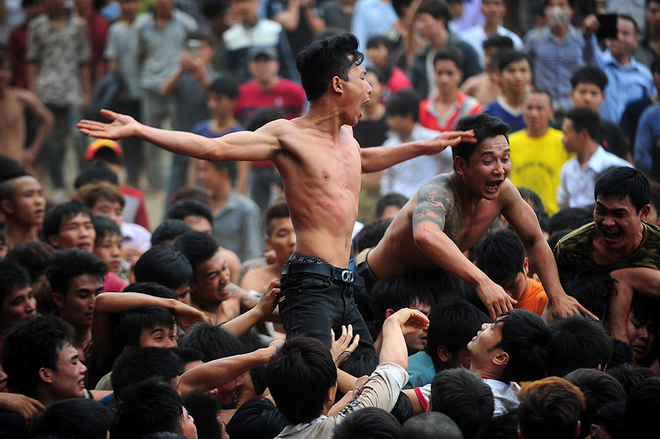 Tin tức mới nhất lễ hội Phết Hiền Quan 2015 biến th&agrave;nh m&agrave;n đ&aacute;nh lộn giữa c&aacute;c thanh ni&ecirc;n
