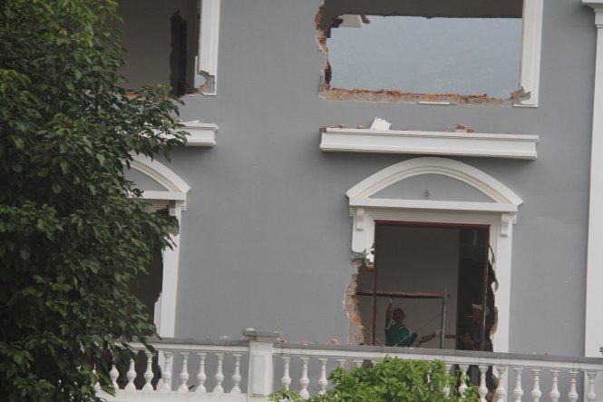 Tin tức mới nhất ghi nhận tại biệt thự trái phép của tướng Thạch, nhiều công nhân đang tham gia tháo dỡ biệt thự