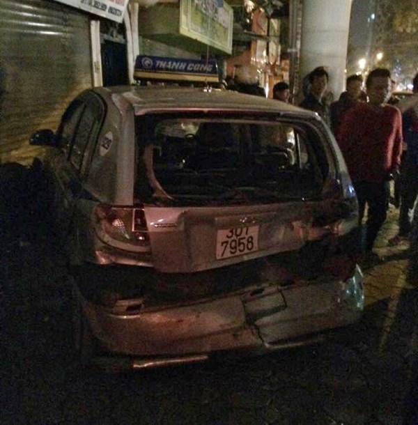 Chiếc taxi bị đ&acirc;m bay v&agrave;o cửa nh&agrave; d&acirc;n