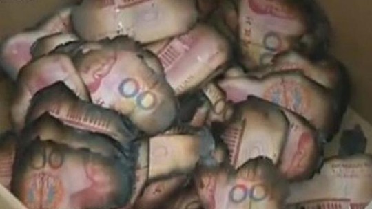 Đ&ocirc;i vợ chồng người Trung Quốc đ&atilde; đốt ch&aacute;y 100.000 nh&acirc;n d&acirc;n tệ 