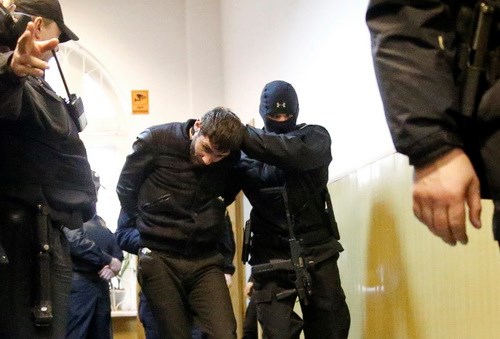 Cảnh s&aacute;t bắt giữ Zaur Dadayev,một trong năm nghi phạm c&oacute; li&ecirc;n quan đến vụ &aacute;m s&aacute;t &ocirc;ng Boris Nemtsov