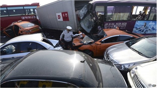 Hơn 100 ô tô đã đâm nhau liên hoàn sáng 11/2 trên cây cầu ở thành phố Incheon, Hàn Quốc làm ít nhất 2 người chết, 65 người bị thương, trong đó có 2 người Việt Nam.